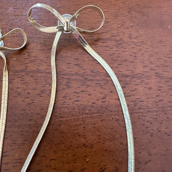 Gold tone bow earrings - post style - Picture 4 of 4